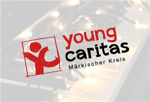 Ein Klavier im Hintergrund und das youngcaritas Logo im Vordergrund