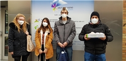 Vier Jugendliche mit Maske