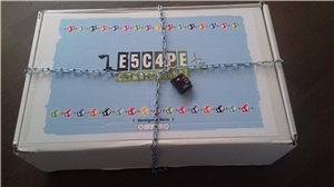 Escape-Box mit Kette verschlossen