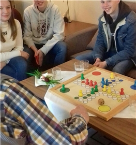 Senioren und Jugendliche spielen ein Brettspiel