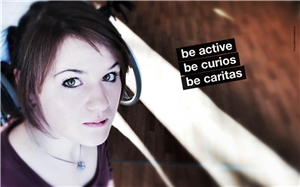 Allgäu Porträt eines jungen Mädchens, daneben der Schriftzug be activ be curios be caritas