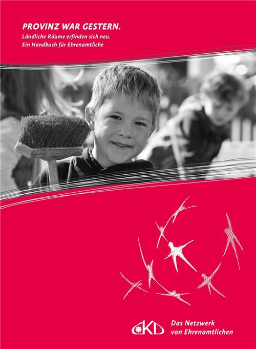 Kleiner Junge mit Schaufel in der Hand auf rotem Hintergrund