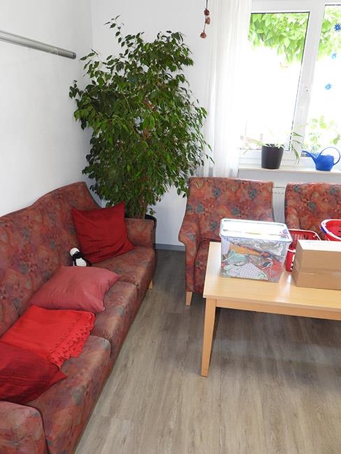 Raum mit Sofa und Sesseln, einem Tisch und einem Benjamini (Caritasverband Darmstadt e. V. / Jens Berger)