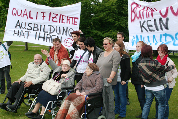 Demonstranten bei einer Kundgebung bezüglich einer kostendeckenden Finanzierung der Altenpflegeausbildung vor dem Düsseldorfer Landtag am 12.05.2014 (Markus Lahrmann)