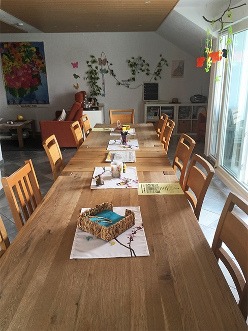 Größerer Raum mit einem Tisch mit 12 Plätzen (Caritasverband Darmstadt e. V.)