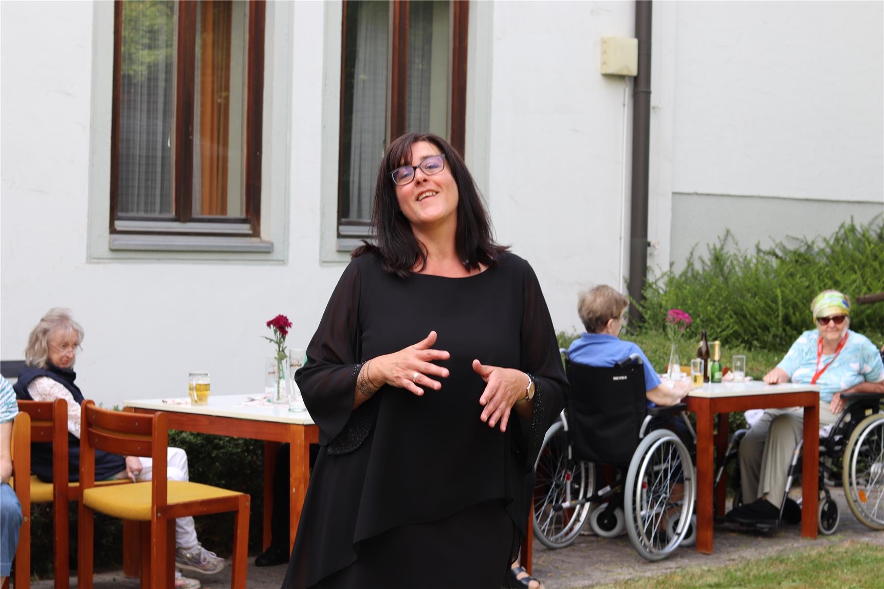 Auch diese Berühmtheit besuchte das Sommerfest in St. Konrad: Nana Mouskouri (Christiane Kirschner) 