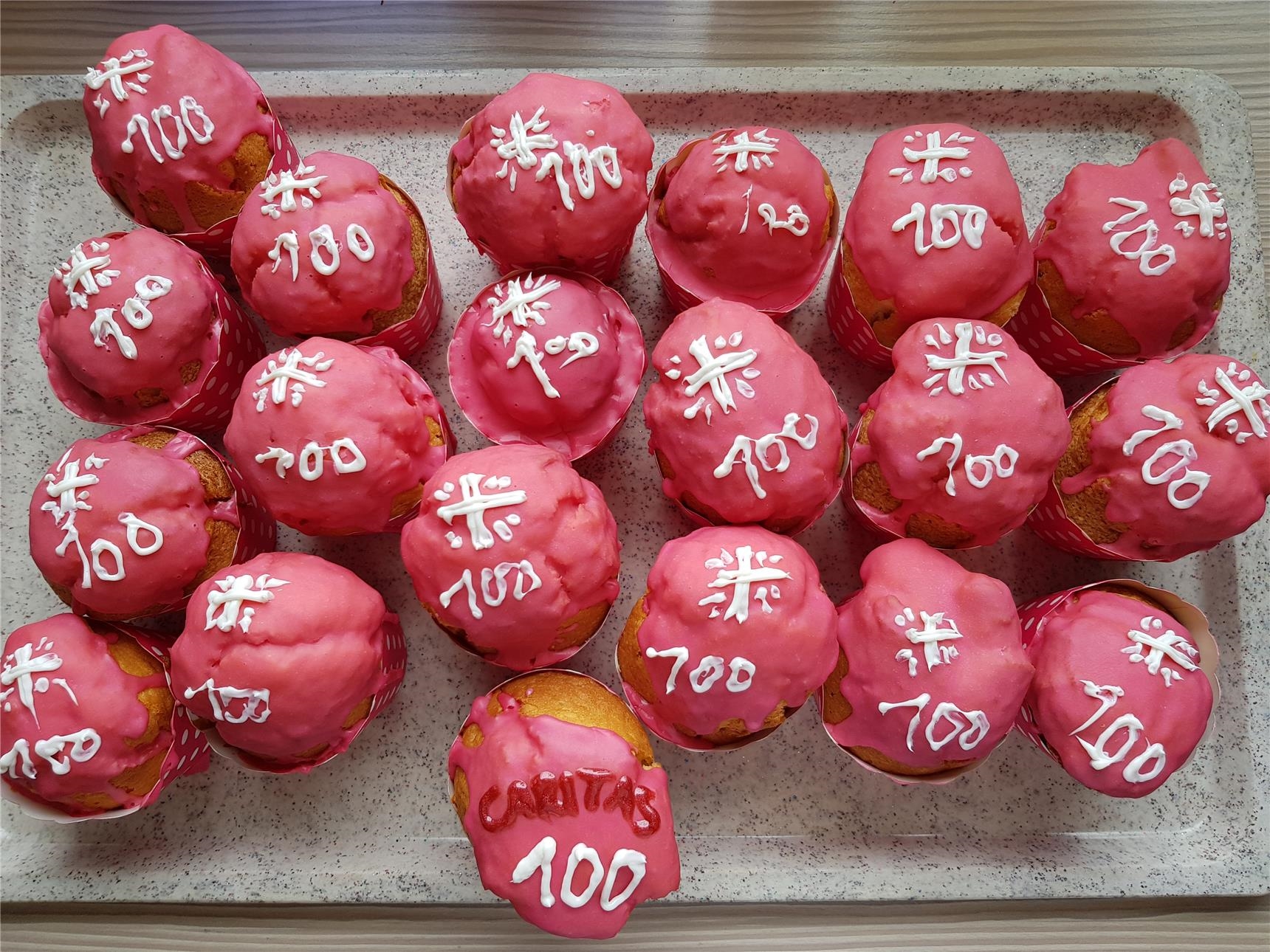 Muffins mit rotem Zuckerguss und der weißen Zahl 100 (Kita Don Bosco)