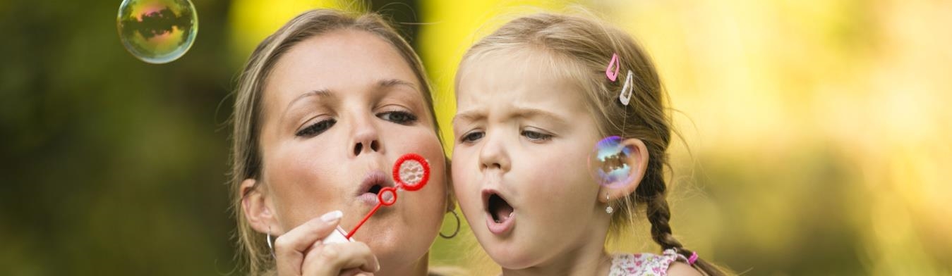 Frau und Mädchen mit Seifenblasen