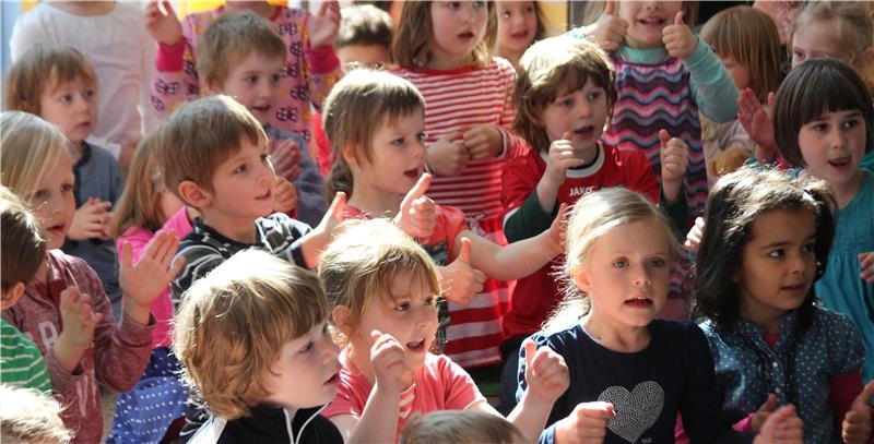 Die Kinder der Kita Elifant singen für den Bischof (Caritasverband Leipzig e. V.)