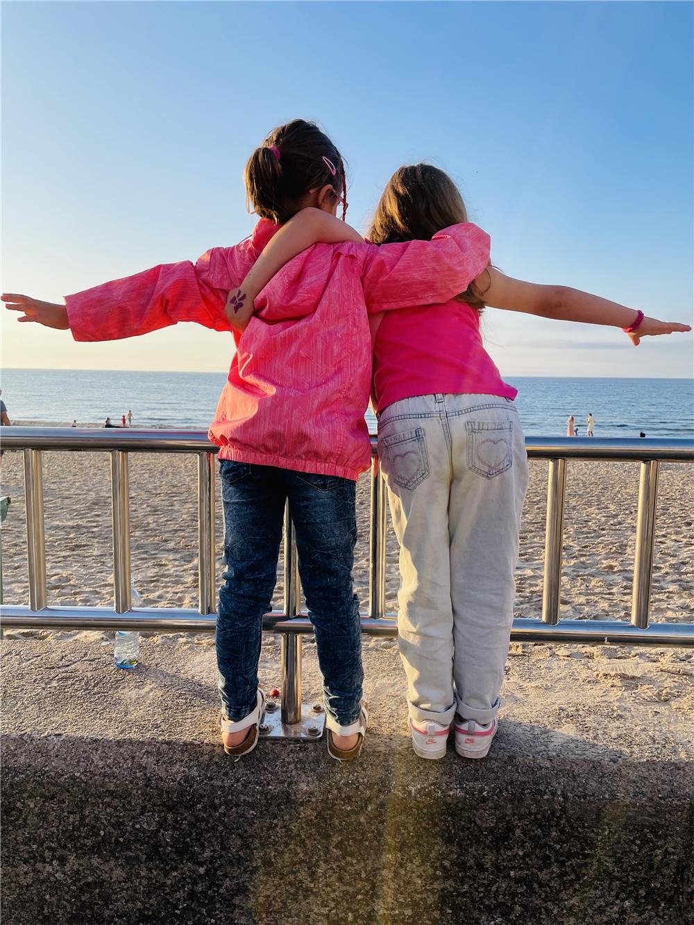 Zwei Mädchen schauen aufs Meer