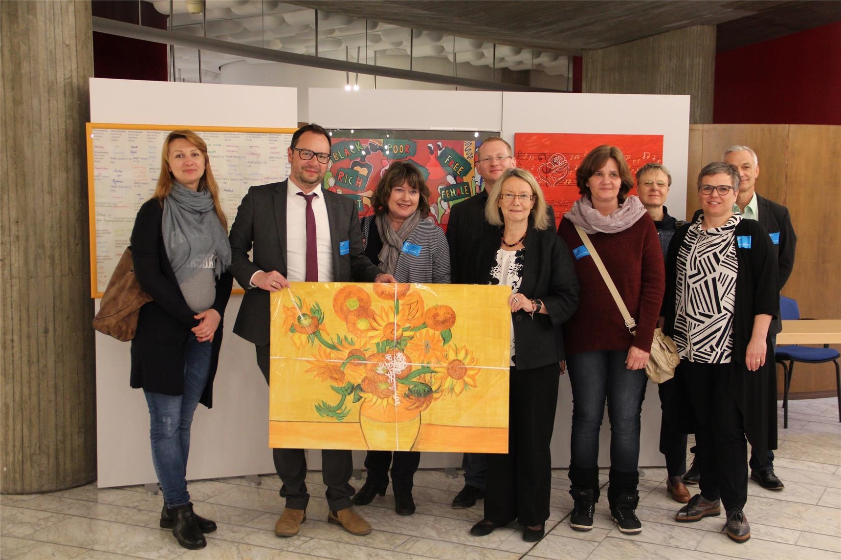 Gruppenbild vor dem Europaparlament (Caritas Konstanz)
