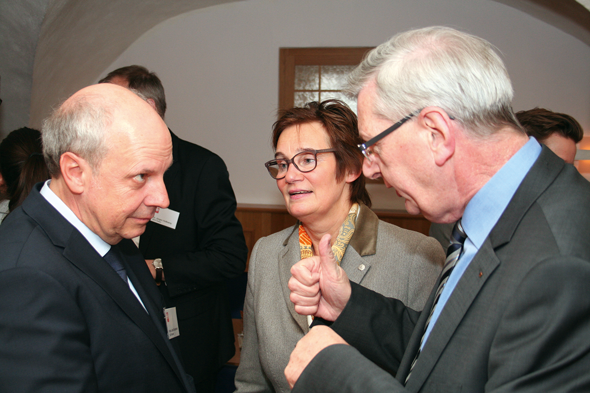 Ein Diözesan-Caritasdirektor und zwei Abgeordnete der CDU in einer Gesprächssituation beim Parlamentarischen Abend in Berlin (Markus Lahrmann)