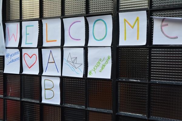Schild mit Beschriftung Welcome Lab (youngcaritas Deutschland)