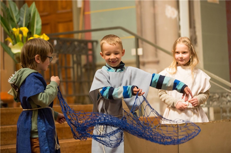 drei Kinder mit einem Fischernetz 
