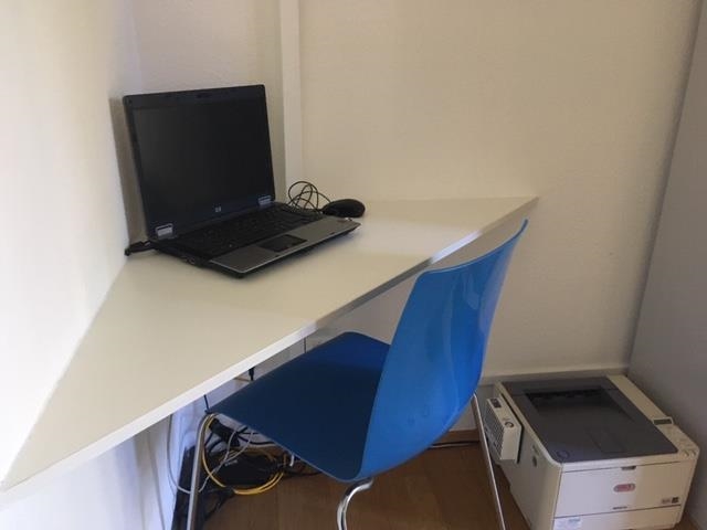 Kleiner Computerarbeitsplatz mit Laptop und Drucker in einer Ecke, für eine Person (Caritasverband Darmstadt e. V.)