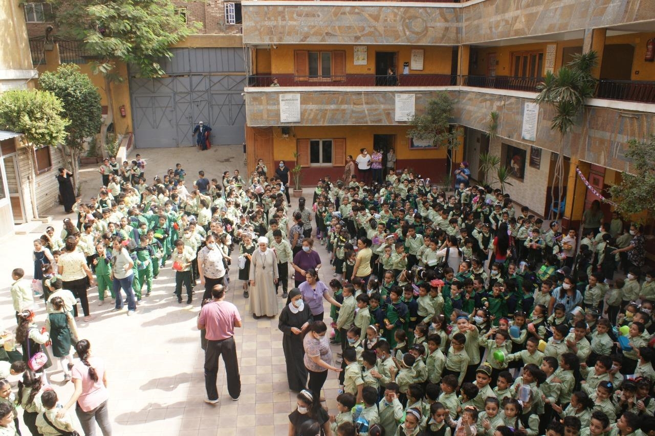 Schüler und Lehrer einer ägyptischen Schule begrüßen gemeinsam das neue Schuljahr auf dem Schulhof (Foto: Mahaba School Kairo)