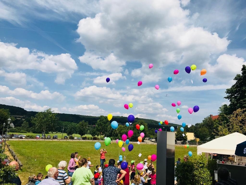 Luftballons fliegen in den Himmel (M. Bößl)