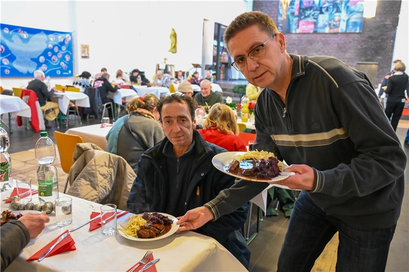 Bei der Weihnachtsfeier in der Caritaskirche bekam Gast Dimitri den leckeren Sauerbraten von Caritas-Geschäftsführer Frank Polixa serviert.