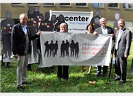 In Paderborn gingen Langzeitarbeitslose und Mitarbeiter der Caritas zum Jobcenter, um sich für die Belange von Langzeitarbeitslosen einzusetzen.