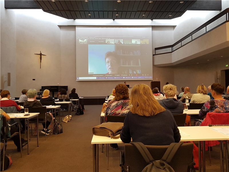 Das Foto zeigt einen Blick in den Plenarsaal des Begegnungs- und Fortbildungstages der Hospizgruppen im Bistum Augsburg, zu dem der Caritasverband für die Diözese Augsburg eingeladen hatte. 