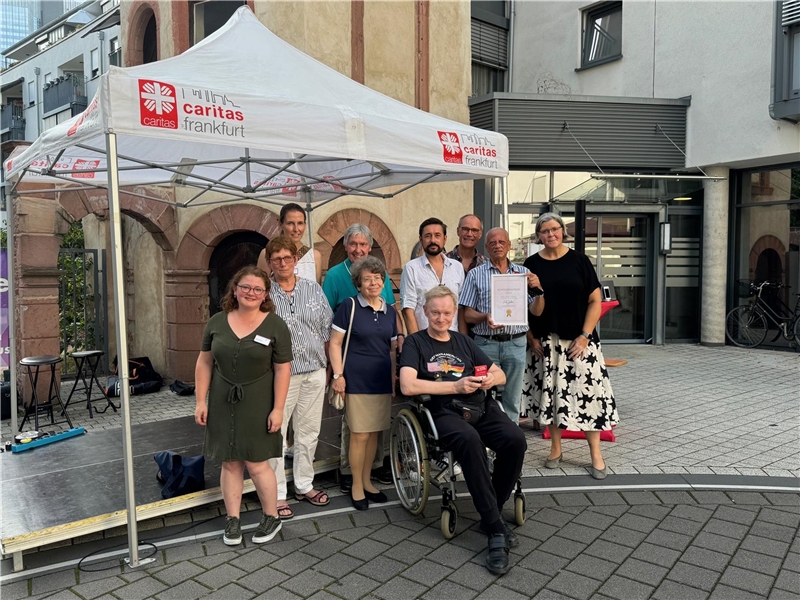 Vertreter der "Rosa Paten" und der Jury des Senfkornpreises mit Caritasdirektorin Gaby Hagmans