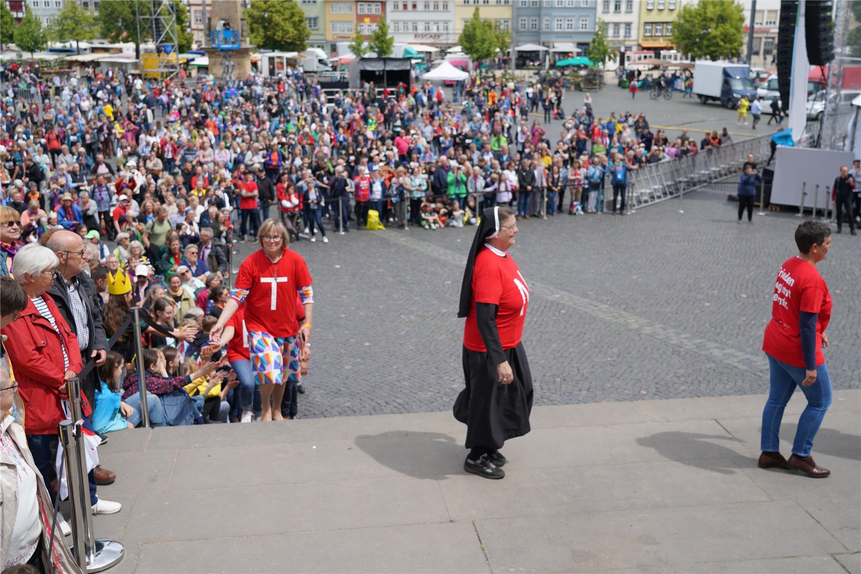 Flammenkreuz auf den Domstufen 3 