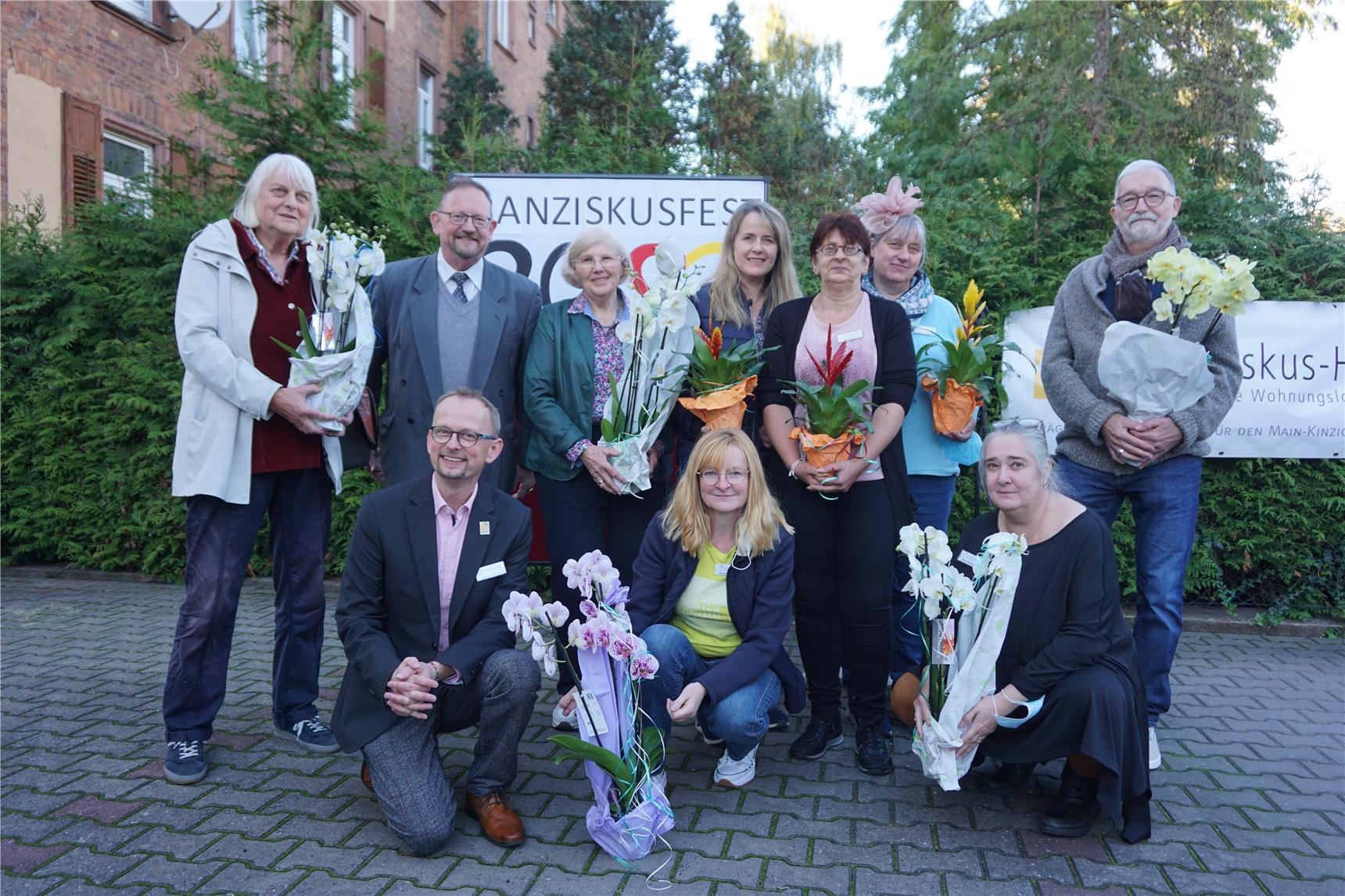 Gruppenbild der Geehrten zusammen mit Einrichtungsleitung und Geschäftsführer  (Jutta Link)