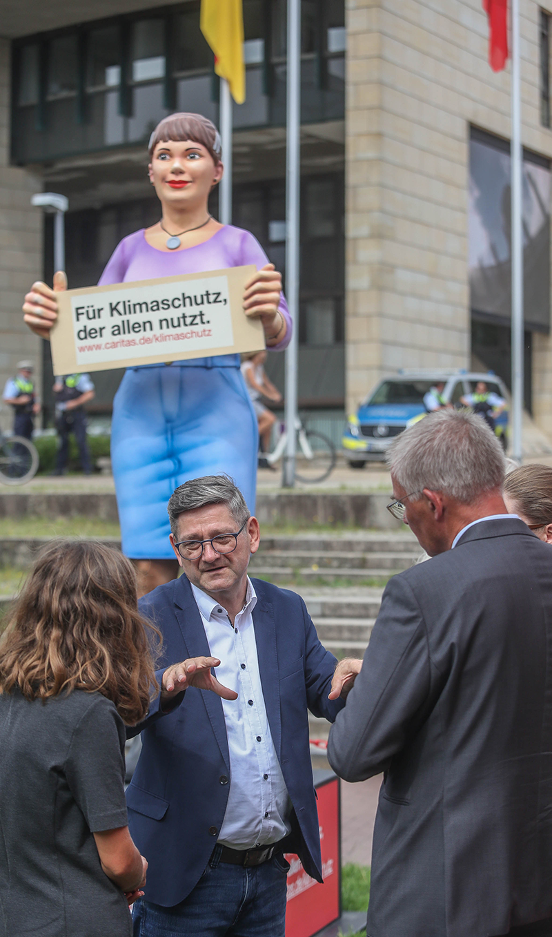 Teilnehmende der Kundgebung der Caritas in NRW vor dem Düsseldorfer Landtag im Gespräch (Foto: Hans-Jürgen Bauer)