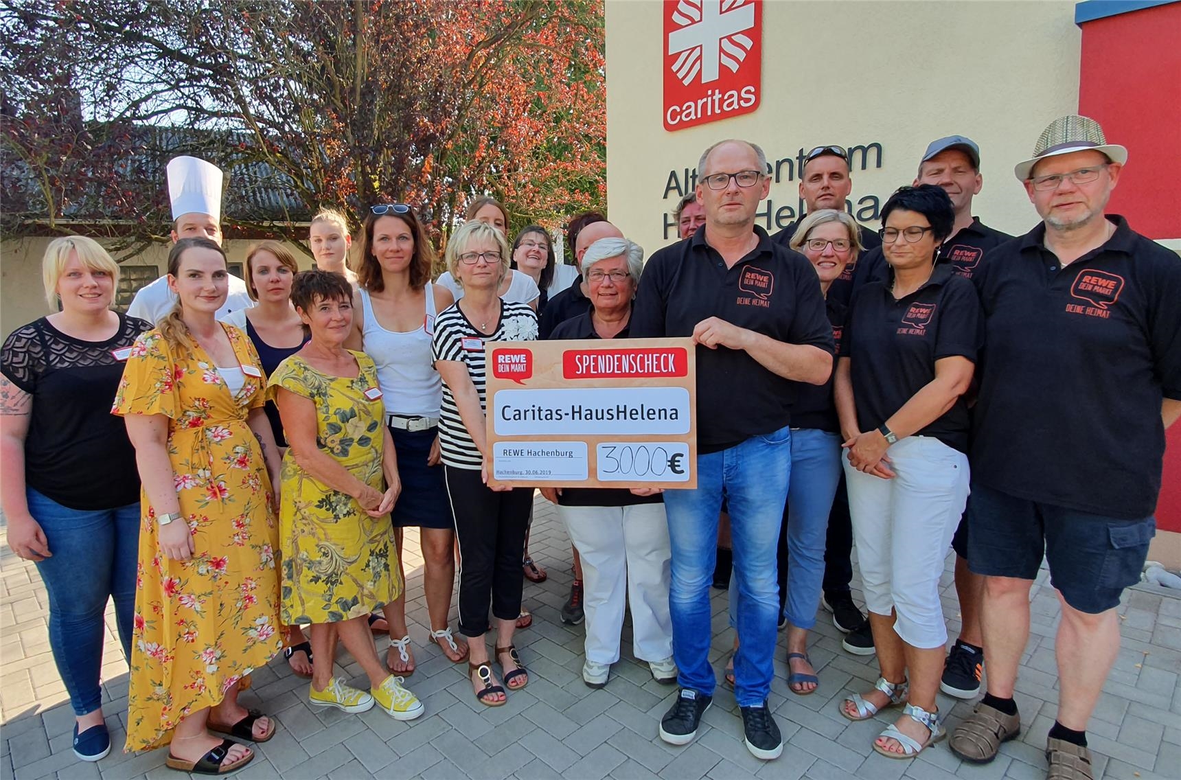Rewe-Marktleiter Thomas Diefenbach übergibt den Spendenscheck an Einrichtungsleiterin Anja Kohlhaas (Caritasverband Westerwald-Rhein-Lahn)