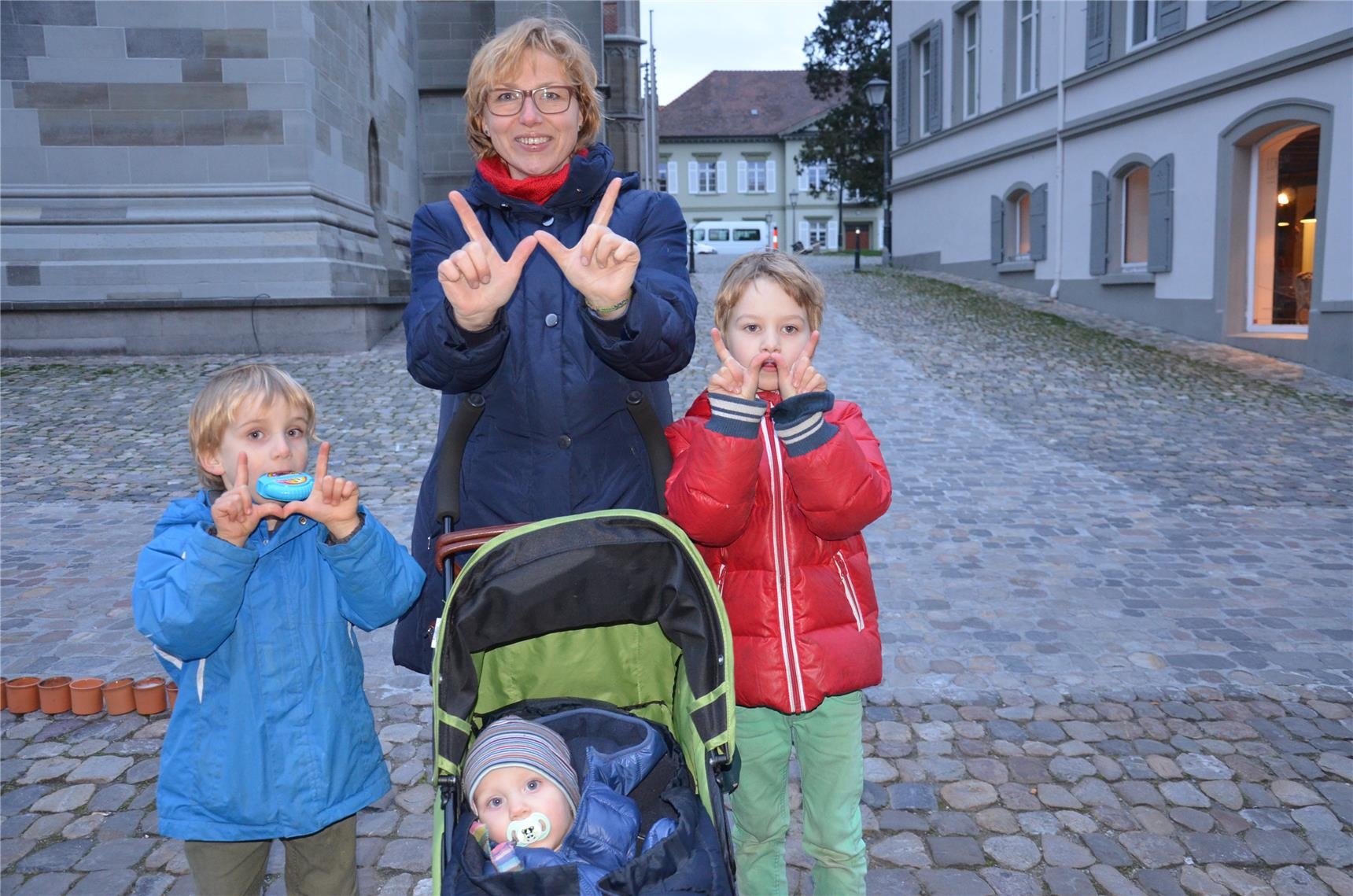 Mutter mit drei Kindern mit W-Fingern (Caritas Konstanz)