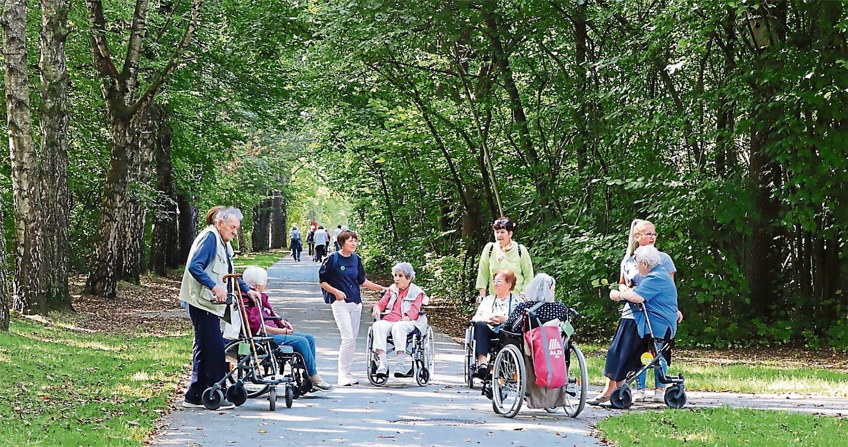 Spazieren im Kurpark von Bad Kötzting  (SR Tagblatt Schneider-Stranninger)