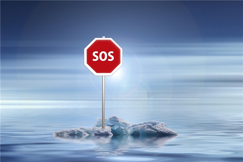 Das Symbolfoto zeigt ein auf einem Eisrest stehendes Stop-Schild auf dem Meer.