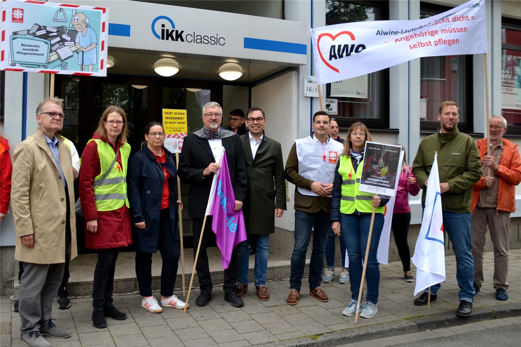 Protest vor der IKK (Miriam Konietzny / Caritasverband für das Erzbistum Paderborn e. V.)