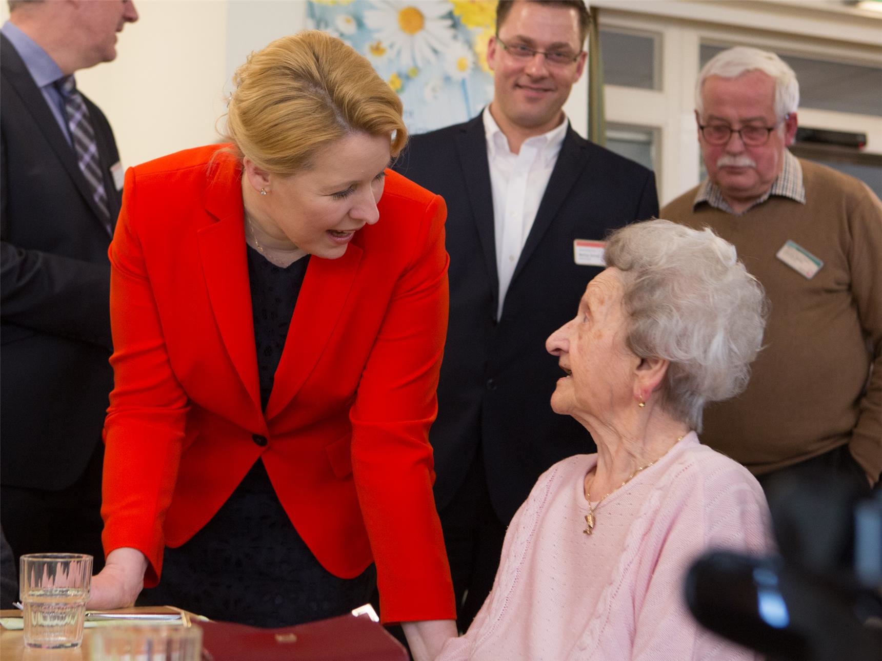 Ministerin Giffey im Gespräch mit einer Bewohnerin im Seniorenzentrum St. Elisabeth (Walter Wetzler)