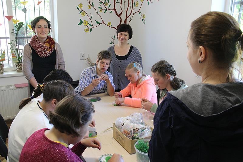 Sophie Lotz ist als Freiwillige des Bistums Fulda zurzeit in Kolomyja bei der Caritas tätig. Das Foto zeigt sie mit „ihrer“ Mädchengruppe im örtlichen Caritas-Haus. 