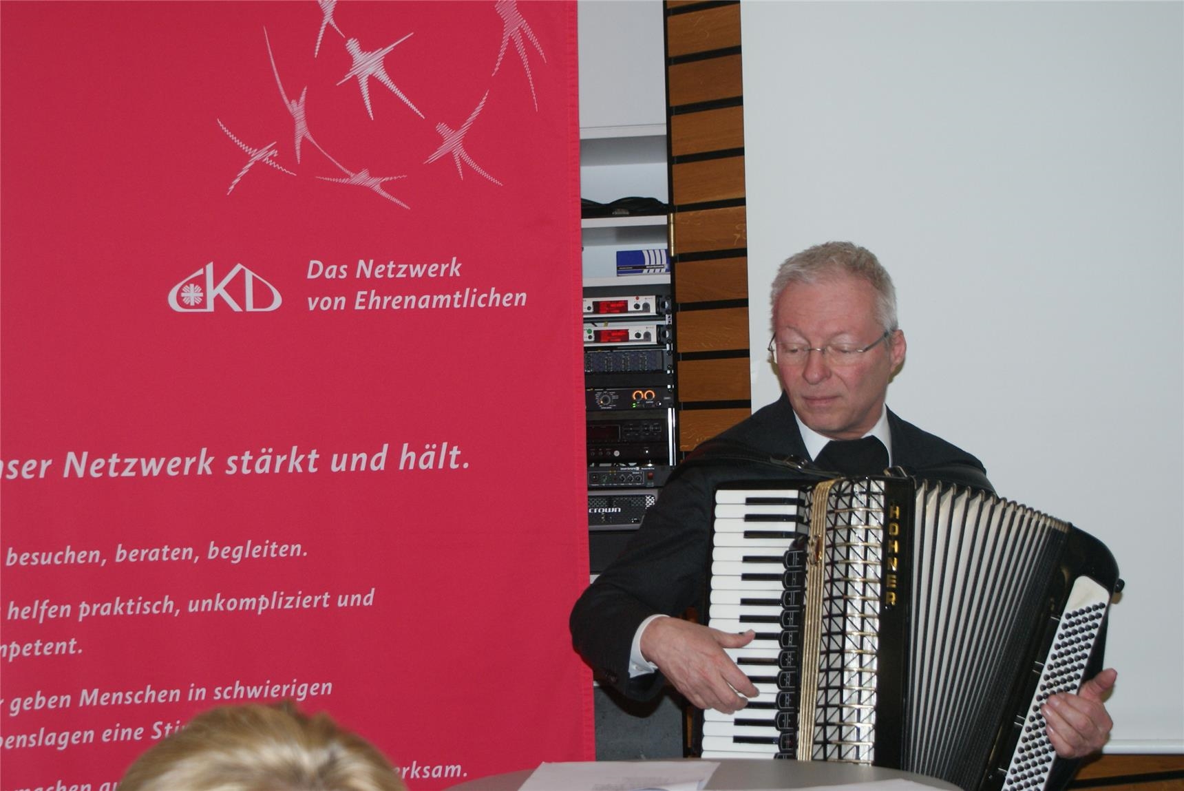 Akkordeonspiel Pfarrer Dybowski (© CKD-Bundesverband)