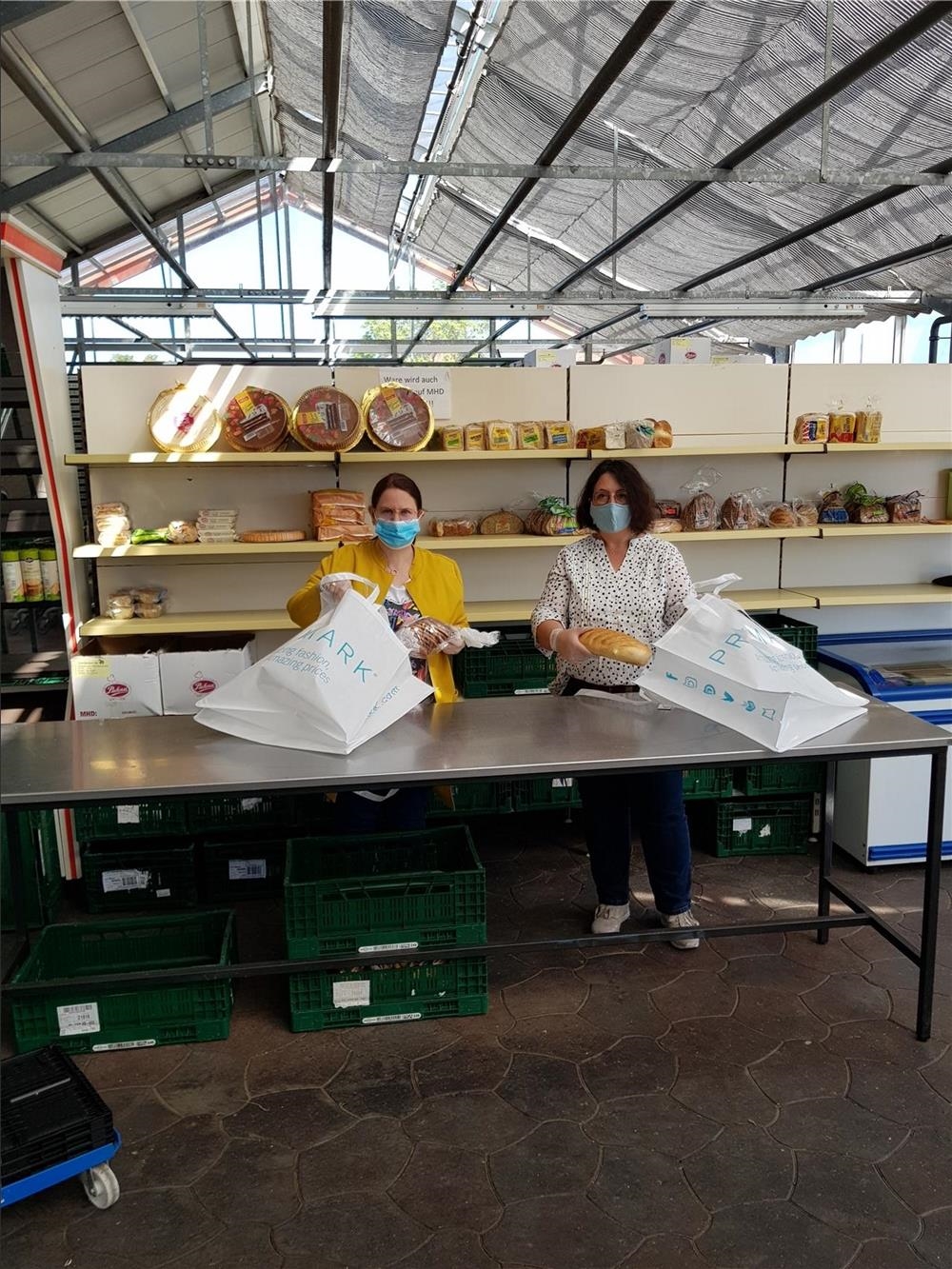 In Twistringen werden fleißig Tüten von Mitarbeitenden des Caritasverbandes mit Lebensmitteln gepackt 