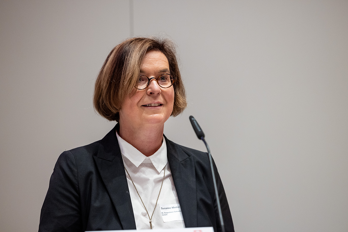 Susanne Minten hält beim 1. Kath. Krankenhaustag NRW am 10.11.2021 in Essen eine Rede (Foto: Achim Pohl)