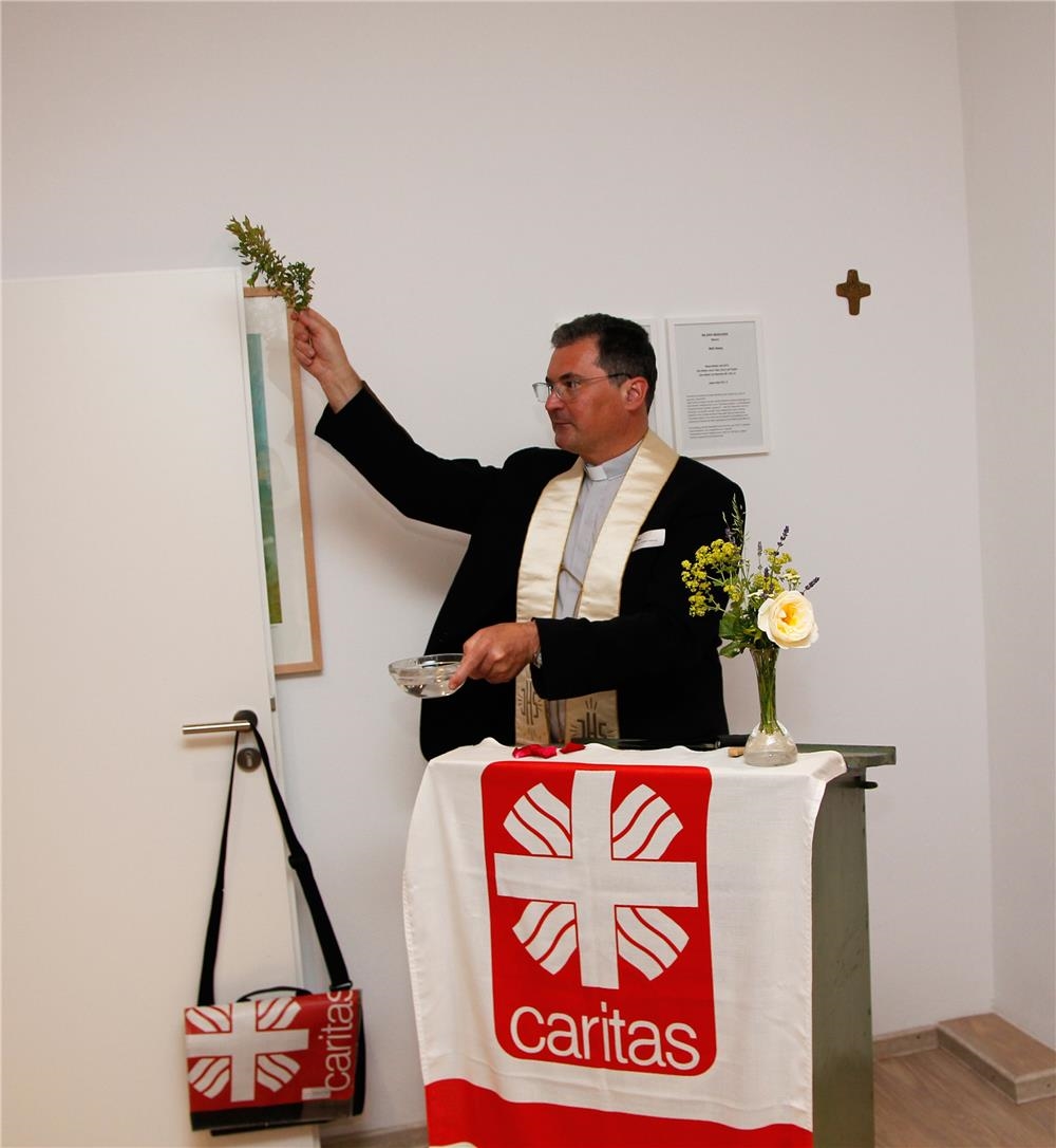 Diözesan-Caritasdirektor Domkapitular Dr. Andreas Magg spendete den Räumen und den Menschen, den Mitarbeiterinnen und allen Klienten, die dort ein und ausgehen den Segen Gottes. (Bernhard Gattner)