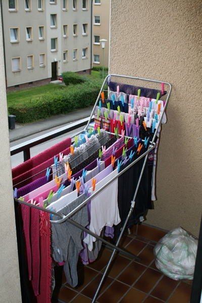 Ein gefüllter Kleiderständer auf einem Balkon (Markus Lahrmann)