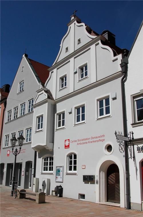 Das Gebäude der "Caritas Sozialstation Donauwörth Ambulante Krankenpflege e. V." im Zentrum Donauwörths an der Reichsstraße 52. 