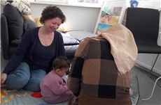 Hebammen mit Flüchtlingsfrau und ihrem Baby / Foto:  Karin Falldorf