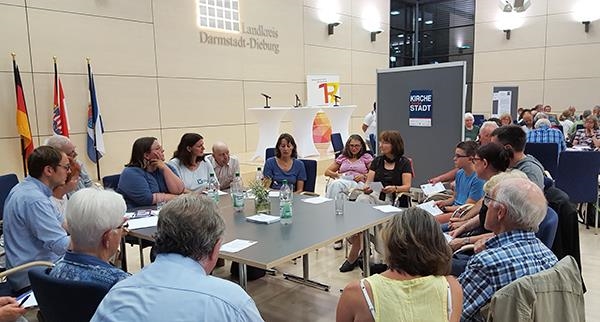 Gesprächsrunde am kleineren Tisch (Caritasverband Darmstadt e. V. / Grünig)