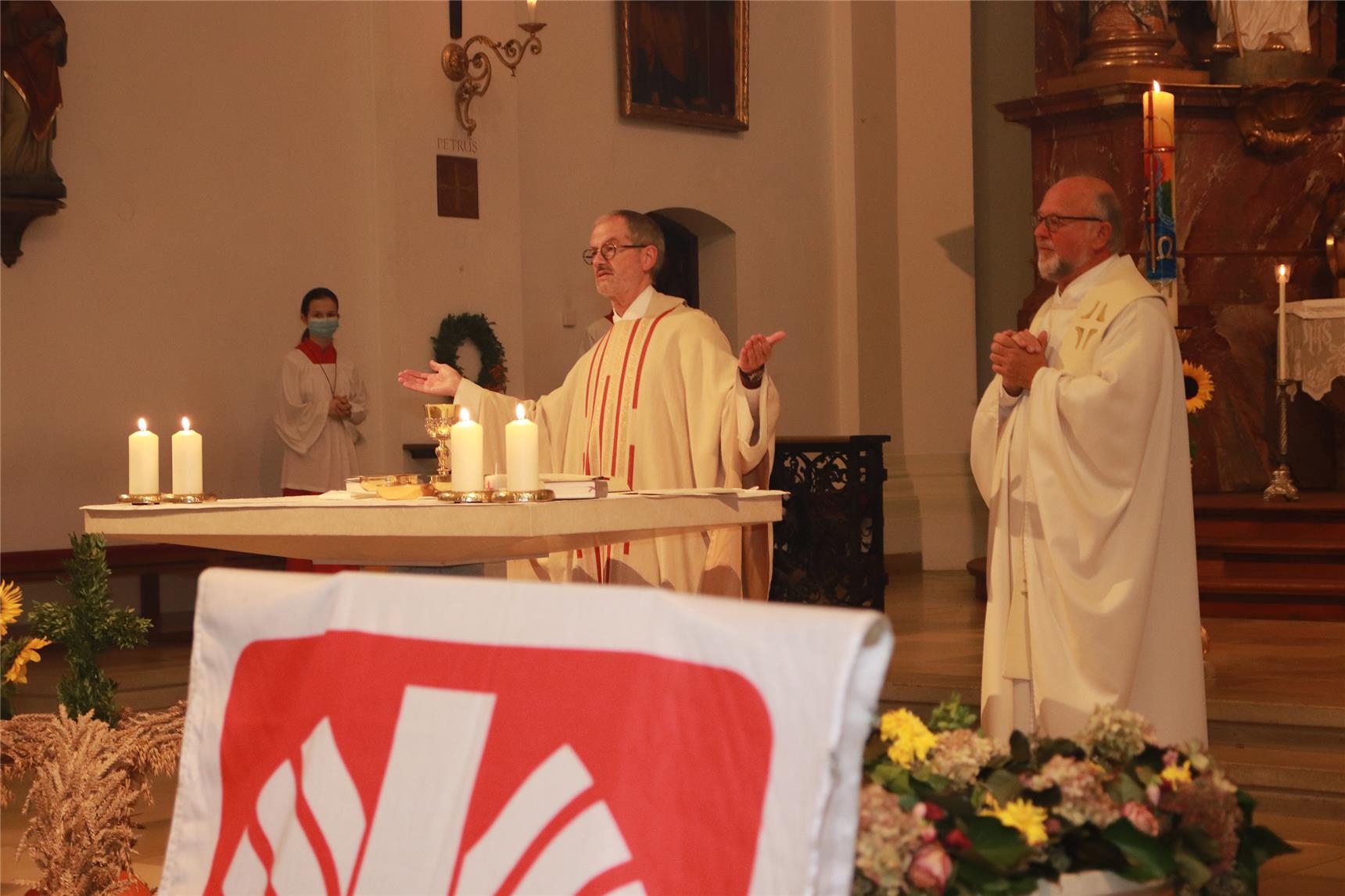 Caritas-Präsident Prälat Dr. Peter Neher und Pfarrer Peter Brummer feiern gemeinsam den Dankgottesdienst (Bernhard Gattner)
