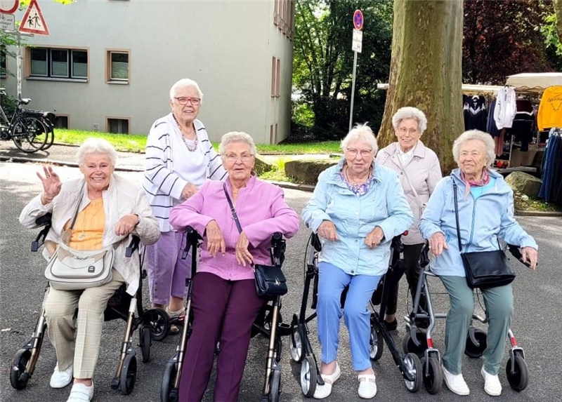 Gruppenfoto von Seniorinnen mit Rollatoren