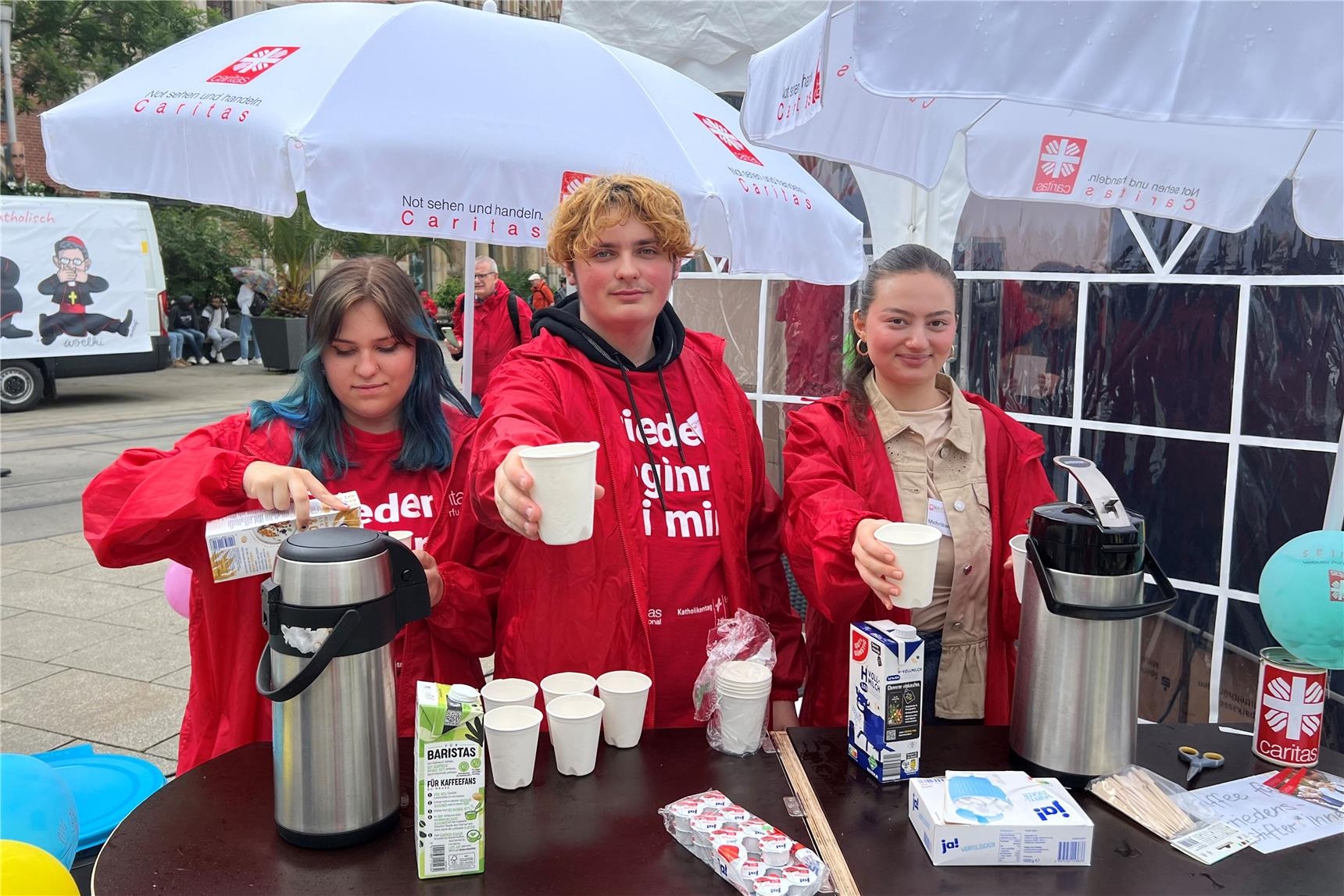 FSJler verteilen Kaffee am Stand des Caritasverbandes (Thomas Müller)