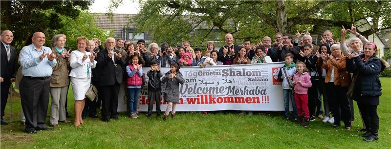 Gott heißt alle willkommen: Caritas Sonntag mit Flüchtlingen, ehrenamtlichern Helfern und Bischof Overbeck in der Gemeinde Heilig in Bochum-Harpen (Christian Schnaubelt)