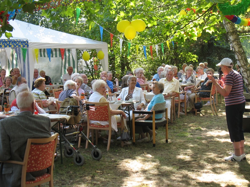Gartenfest mit Pavillions in der Grünanlage bei schönstem Sommerwetter. 