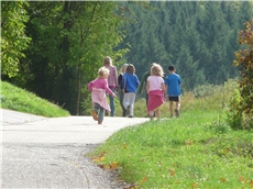 Kinder laufen auf einem Feldweg / Pixabay