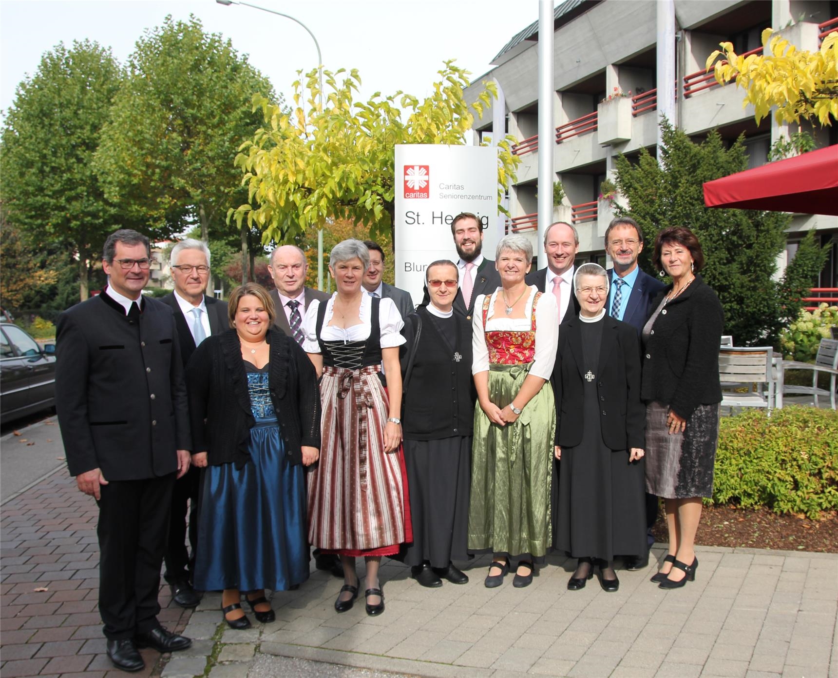 Sie feierten gemeinsam das 40-jährige Jubiläum des Caritas-Seniorenzentrums St. Hedwig in Königsbrunn mit einem Festgottesdienst und einem kleinen Festakt. (Bernhard Gattner)
